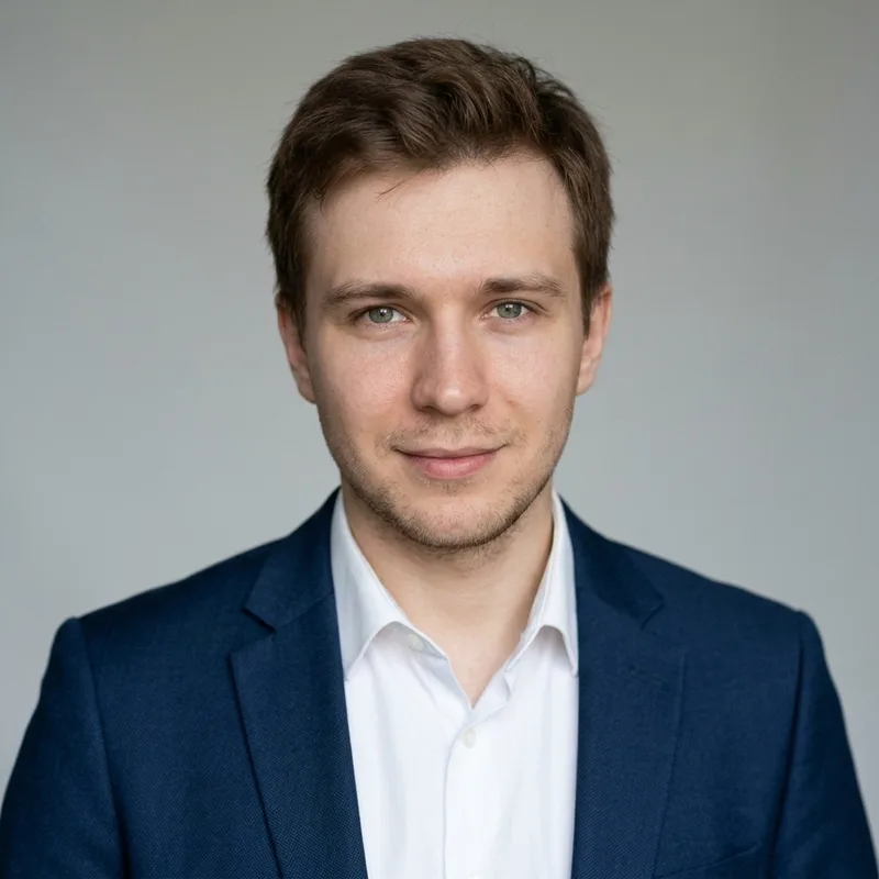 Деловая аватарка: мужчина в тёмно-синем пиджаке на светло-сером фоне