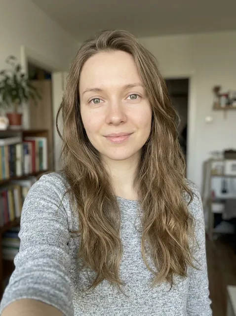 Селфи девушки для видео с поцелуем