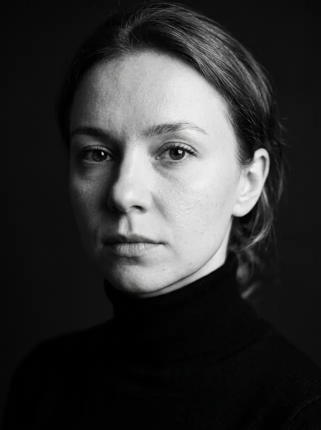 Чёрно-белый портрет — пример результата промта
